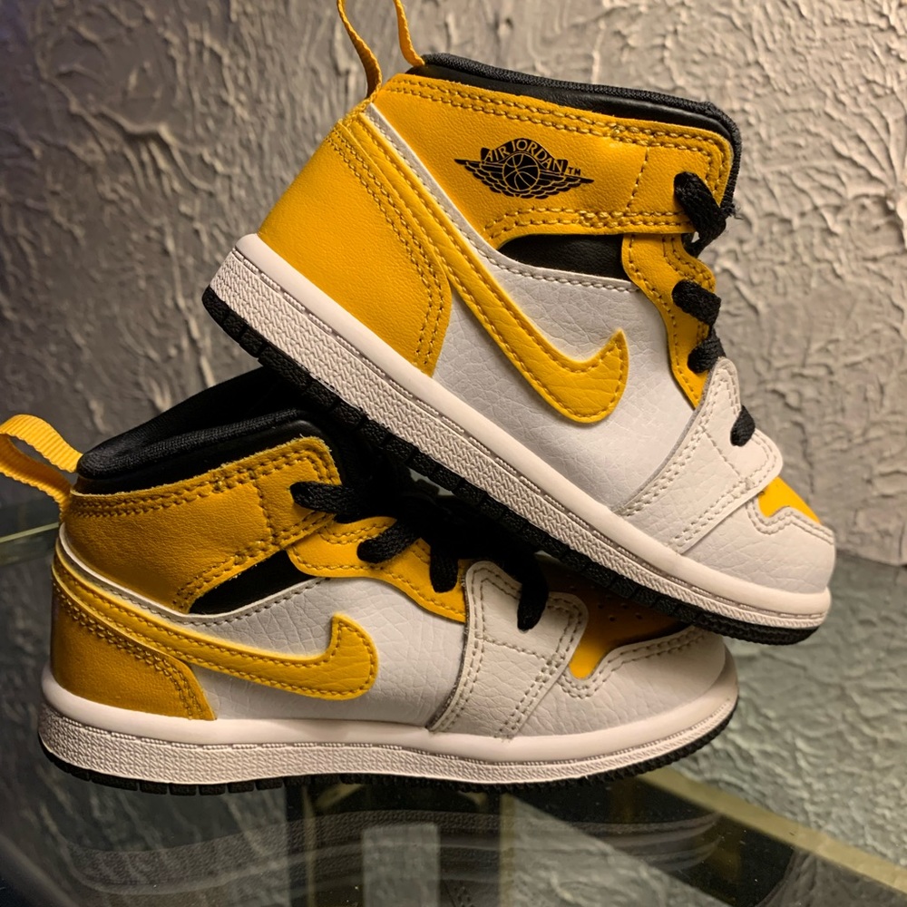 Jordan 1 mid university gold size 8c
